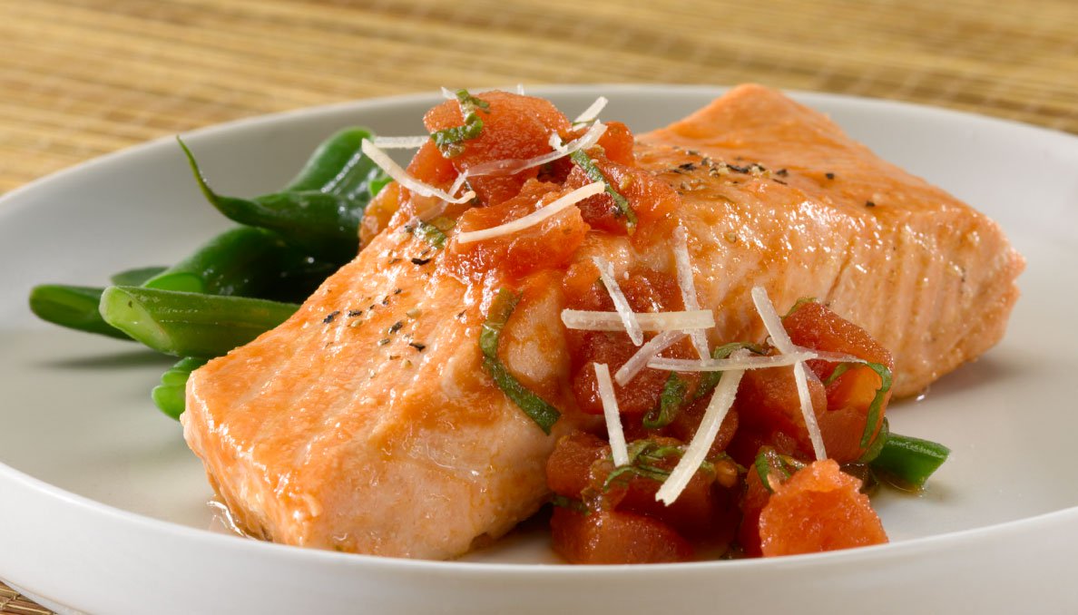 Salmon with mint and tomatoes