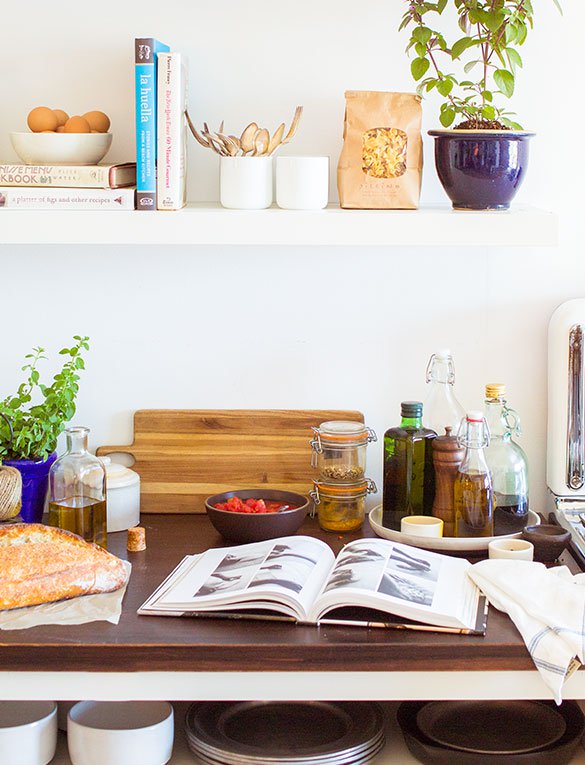 Plum Tomato with Pesto Bread