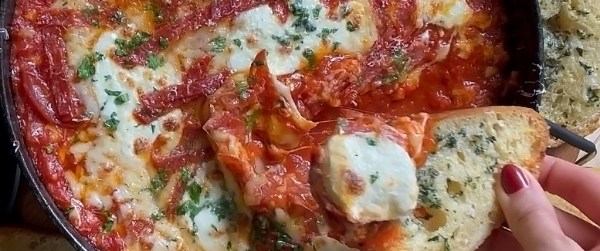 Spicy Pizza Dip with Garlic Bread